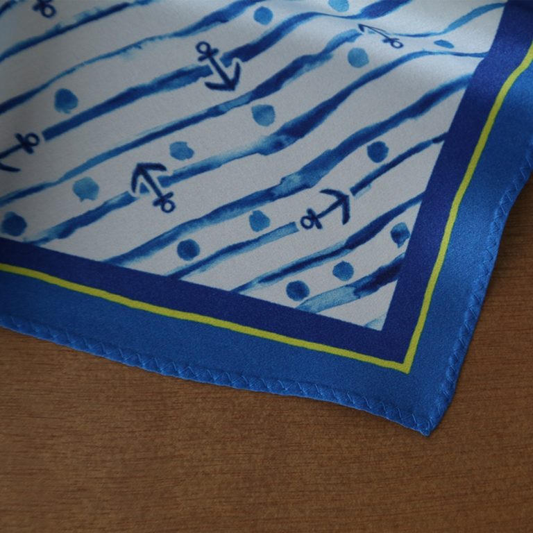 Plongez dans l’impression de bandanas et de foulards en soie personnalisés chez Scarf Factory Design